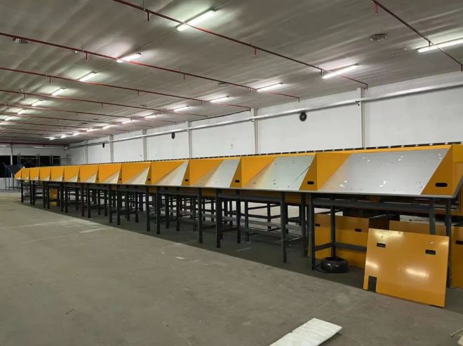Linear cross belt sorter manufactured for small and medium outlets