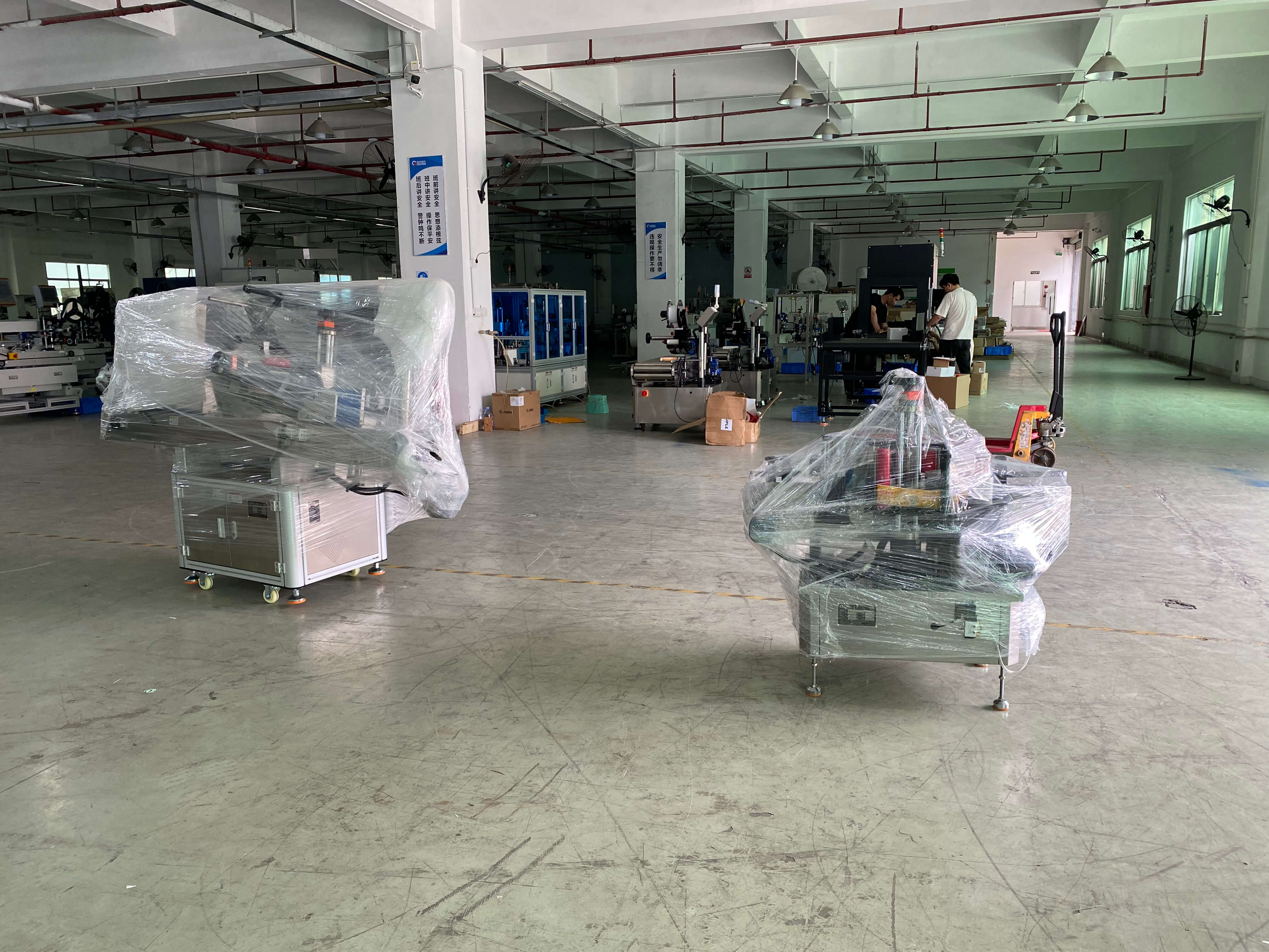 Saudi customer purchases round bottle labeling machine for delivery