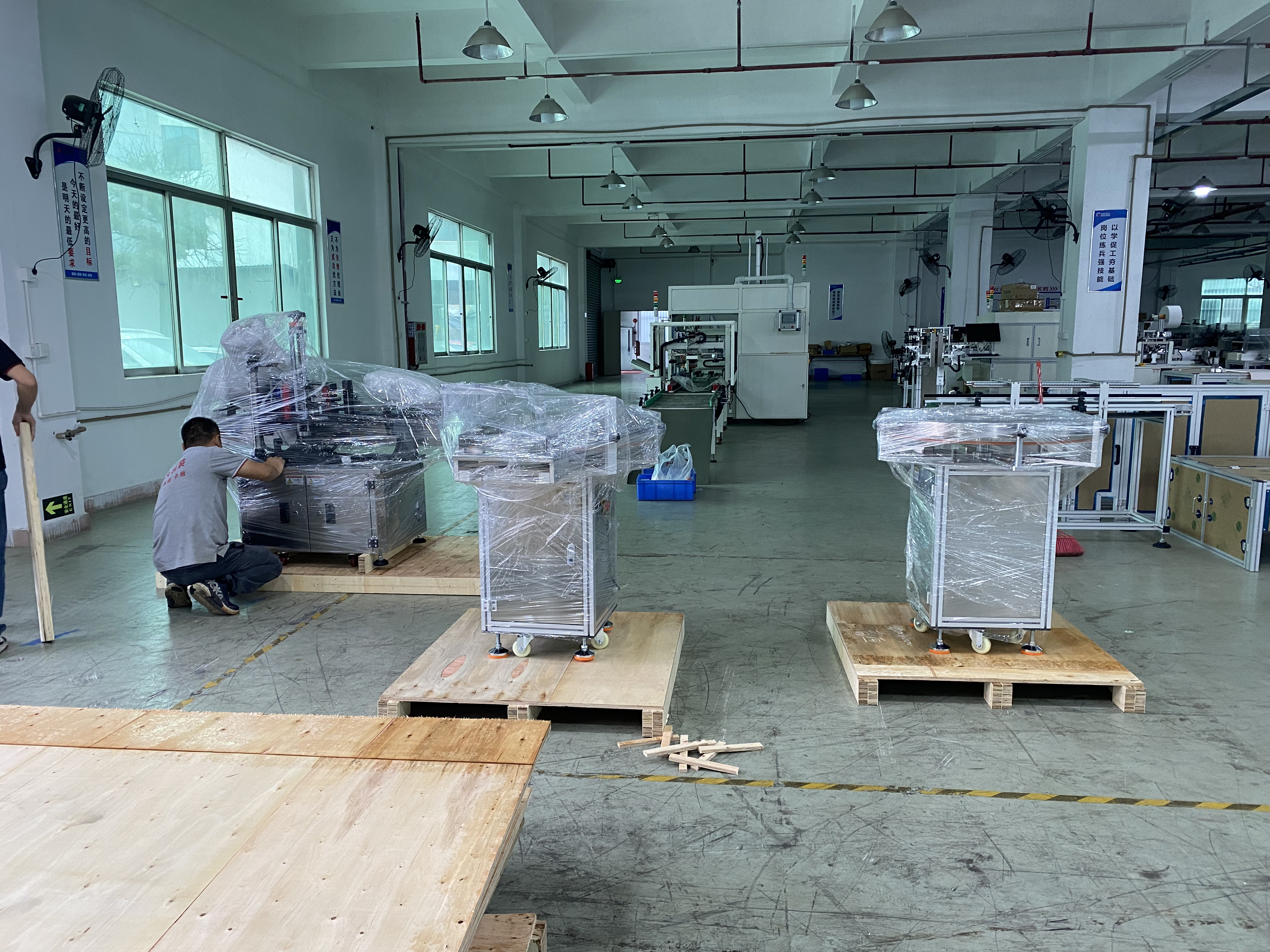 Fully automatic round bottle labeling machine+bottle unscrambler+bottle collecting machine shipped to the United States
