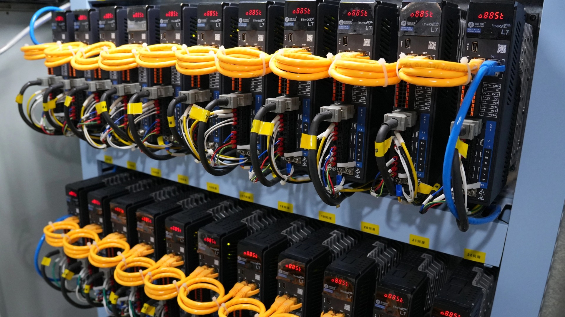 Rigorous and meticulous cable organisation Rigorous and meticulous cable organisation